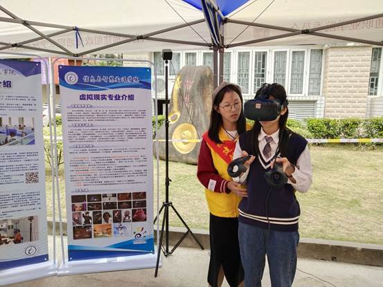 圖片包含 建筑, 女人, 站, 播放

描述已自動生成