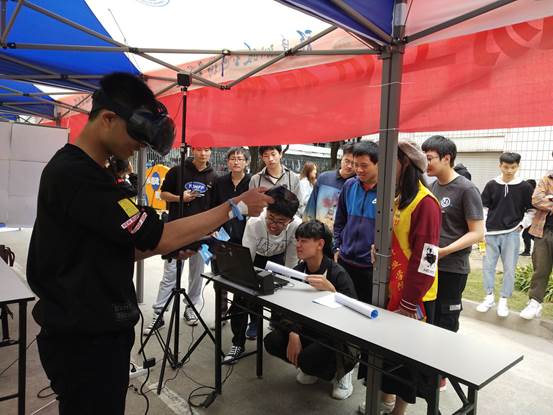 圖片包含 人, 建筑, 戶外, 男人

描述已自動生成