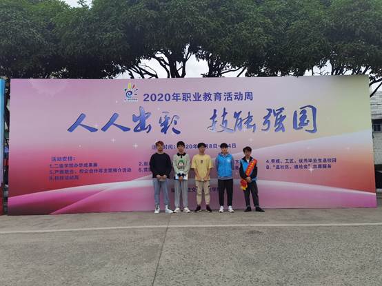 圖片包含 戶外, 路, 站, 前

描述已自動生成