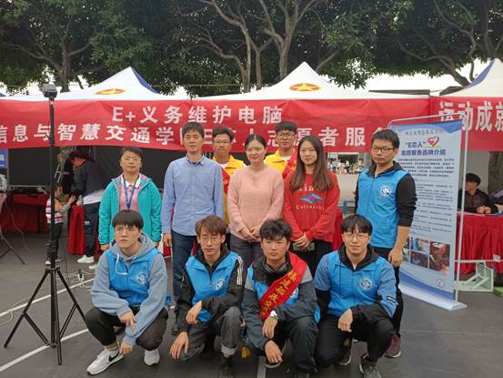 圖片包含 戶外, 人, 一群, 對著

描述已自動生成