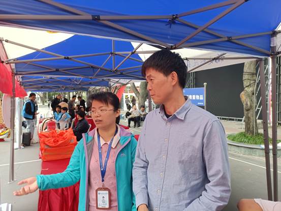 圖片包含 人, 戶外, 男人, 站

描述已自動生成