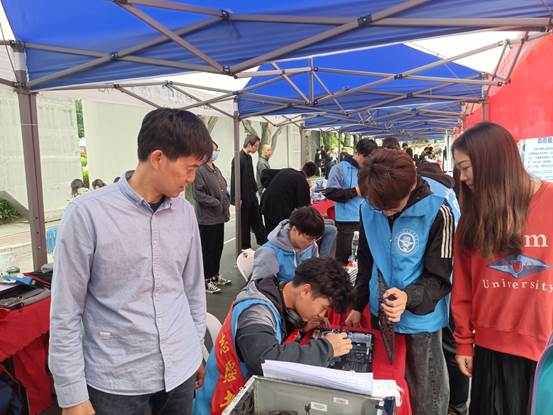 男人站在人群中

描述已自動生成