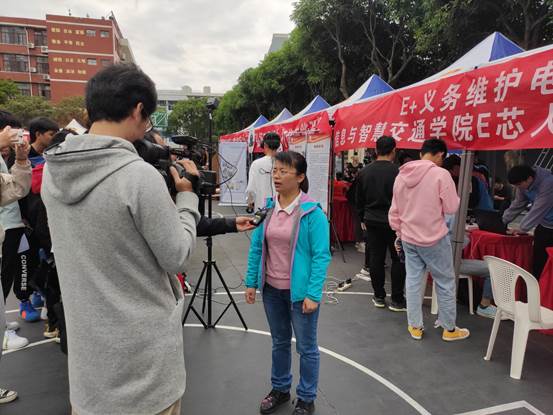 人們走在街頭

描述已自動生成