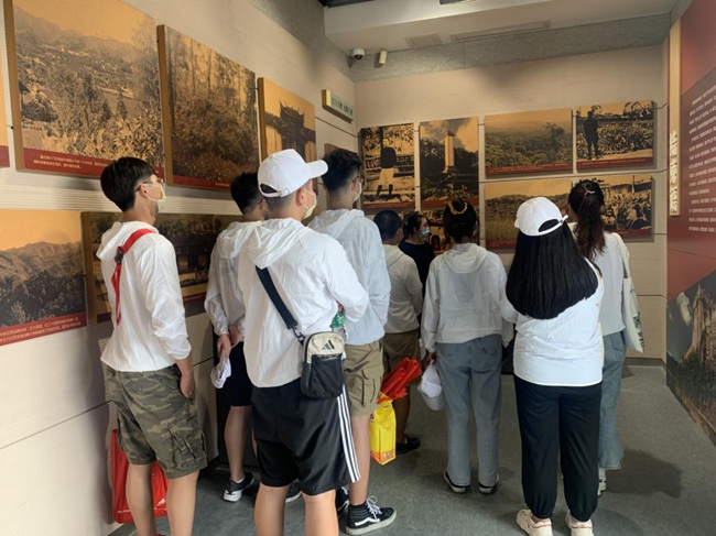 在福建省蘇維埃政府舊址聆聽(tīng)革命先輩事跡。福建船政交通職業(yè)學(xué)院供圖